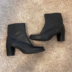 Indigo by Clark’s Black Leather Heeled Ankle Booties Size 9 Zip Closure